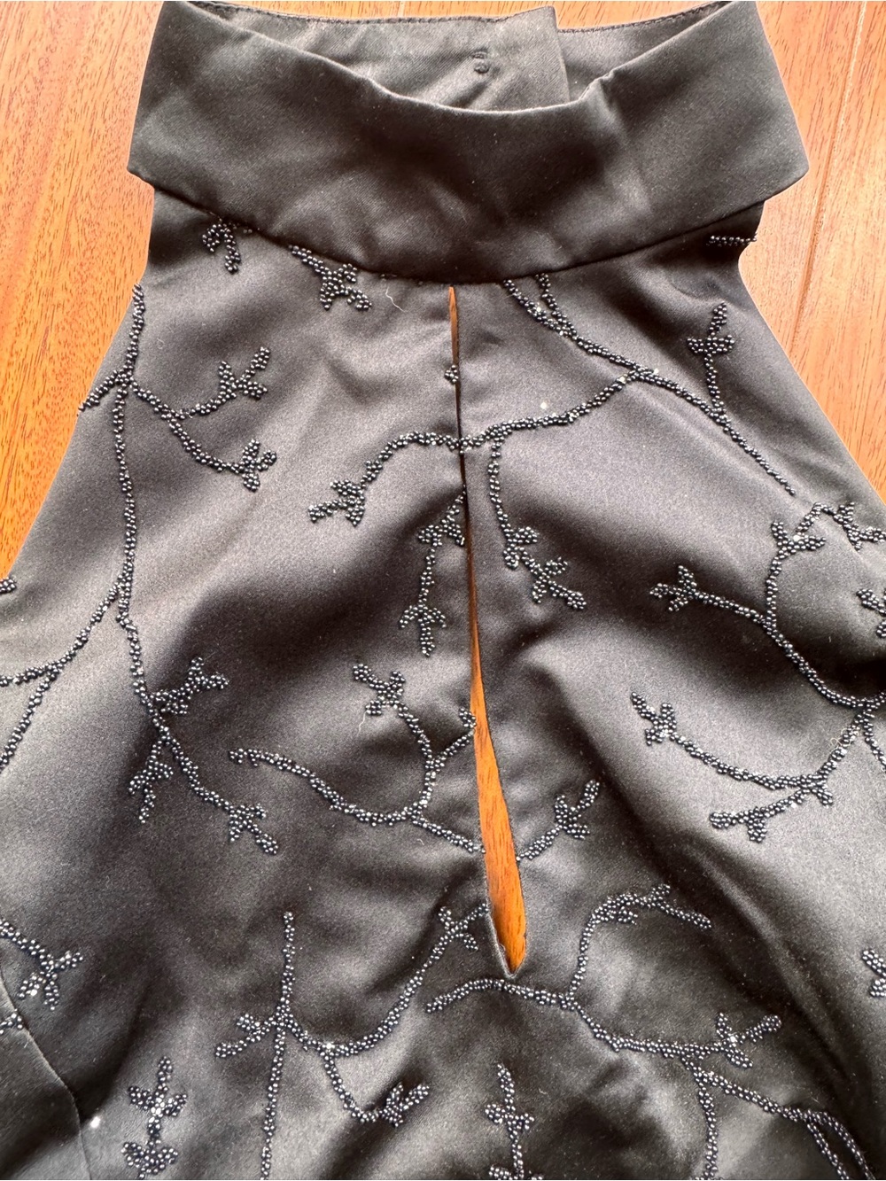 Cache Vintage Vampy Black Embroidered Halter Neck Satin Top - Picture 5 of 8